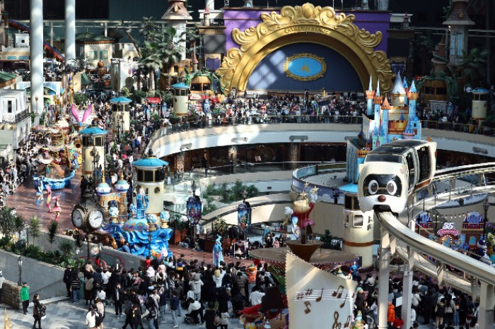 Lotte　World　on　the　last　day　of　the　Lunar　New　Year　holidays　on　Feb.　12,　2024　(Courtesy　of　Yonhap　News)