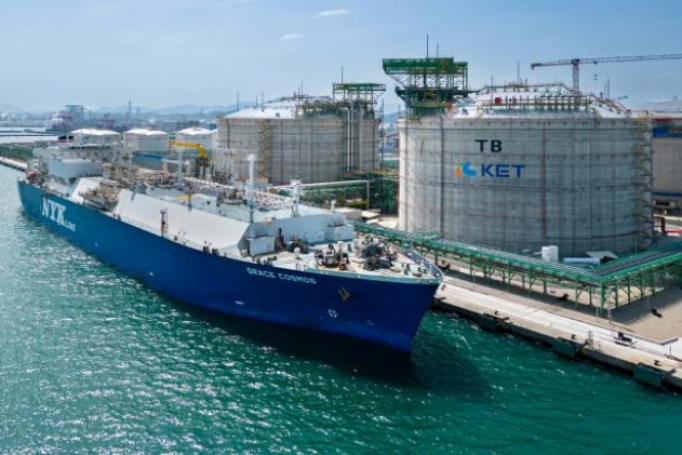 The　LNG　carrier　Grace　Cosmos　unloads　about　65,000　tons　of　LNG　at　the　Korea　Energy　Terminal　in　the　port　of　Ulsan　(Courtesy　of　SK　Gas)