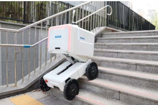 Mobinn's　delivery　robot　navigating　stairs　during　a　successful　test　run