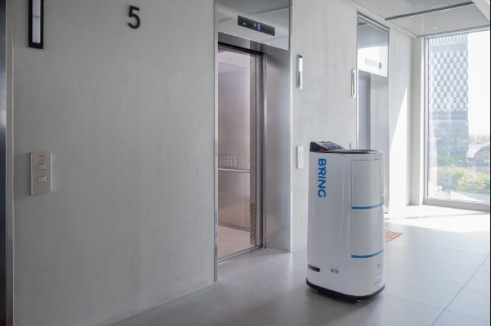Bring robot delivery service based on LG's CLOi ServeBot (Courtesy of Kakao Mobility)