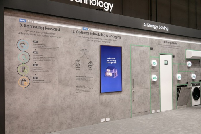 Samsung　displays　various　SmartThings　features,　including　AI　Energy　Mode　and　the　Samsung　Rewards　energy-saving　program,　at　its　AI　Energy　Saving　Zone　during　EuroCuchina　2024　(Courtesy　of　Samsung　Electronics) 