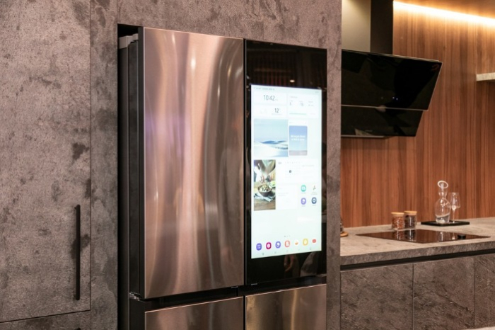 Samsung　displays　the　Bespoke　4-Door　Flex　Refrigerator　with　AI　Family　Hub™+　at　the　Bespoke　AI　Kitchen　Zone　during　EuroCuchina　2024　(Courtesy　of　Samsung　Electronics)