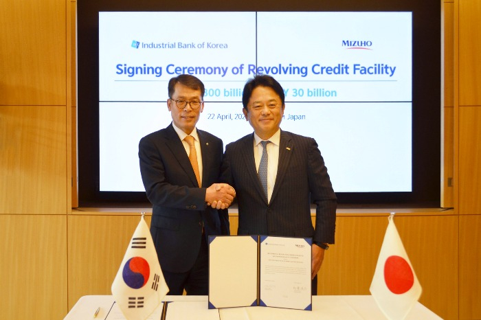 IBK　President　and　CEO　Kim　Sung-tae　(on　left)　shakes　hands　with　Mizuho　Bank　President　and　CEO　Kato　Masahiko　after　a　bilateral　committed　credit　line　agreement　at　Mizuho's　headquarters　building　in　Tokyo　on　April　22,　2024　(Courtesy　of　IBK)