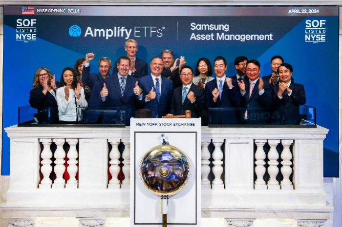 Executives　of　Samsung　Asset　Management　and　Amplify　at　the　opening　bell　ceremony　on　the　New　York　Stock　Exchange　on　April　22　(Courtesy　of　Samsung)