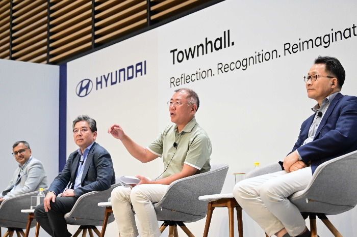 Hyundai　Motor　Chairman　and　CEO　Chung　Euisun　(second　from　right)　at　a　town　hall　meeting　in　India　on　April　23　(Courtesy　of　Hyundai　Motor)