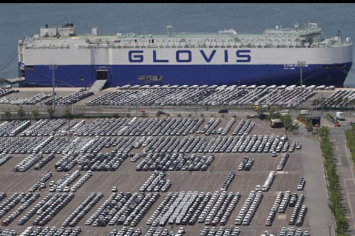 Hyundai　Glovis　vessel　at　a　port　and　cars　to　be　loaded　(Courtesy　of　Hyundai　Glovis) 