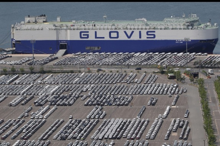 Hyundai Glovis vessel at a port and cars to be loaded (Courtesy of Hyundai Glovis)