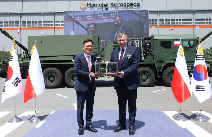 Hanwha　Aerospace　CEO　Son　Jae-il　(left)　and　Artur　Kuptel,　head　of　the　Polish　State　Armament　Agency,　sign　a　/>.6　billion　Chunmoo　rocket　launcher　deal　on　April　25,　2024