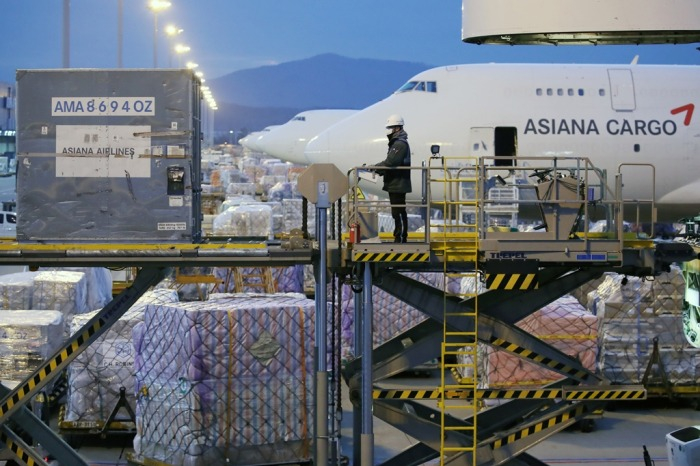 An　Asiana　Airlines'　freighter　at　Incheon　International　Airport