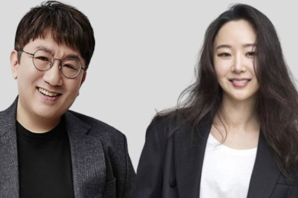 HYBE　founder　and　Chairman　Bang　Si-hyuk　(left),　Min　Hee-jin,　chief　of　NewJeans　label　ADOR 
