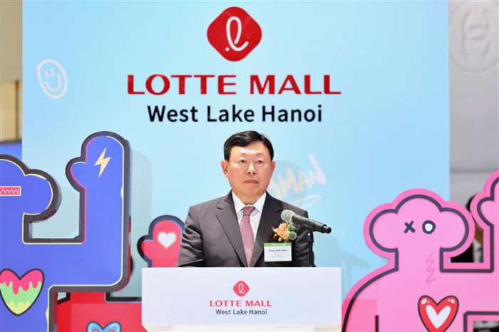 Lotte　Group　Chairman　Shin　Dong-bin　speaks　at　the　opening　ceremony　for　Lotte　Mall　West　Lake　Hanoi,　a　premium　commercial　complex　in　Vietnam,　on　Sept.　22,　2023　(Courtesy　of　Yonhap)