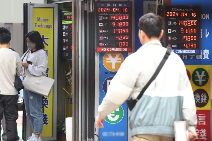 Money　exchange　shop　in　Myoengdong,　Seoul　(Courtesy　of　Yonhap)