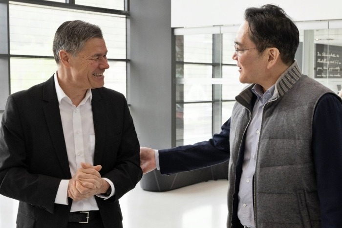 Samsung Electronics Executive Chairman Jay Y. Lee (on right) talks with Zeiss CEO Karl Lamprecht at Zeiss' headquarters on April 26, 2024 (Courtesy of Samsung Electronics)