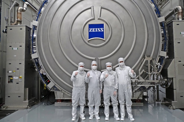 Jay　Y.　Lee,　executive　chairman　of　Samsung　Electronics　(second　from　left),　poses　for　a　photo　during　his　visit　to　Zeiss　headquarters　on　April　26,　2024　(Courtesy　of　Samsung　Electronics)
