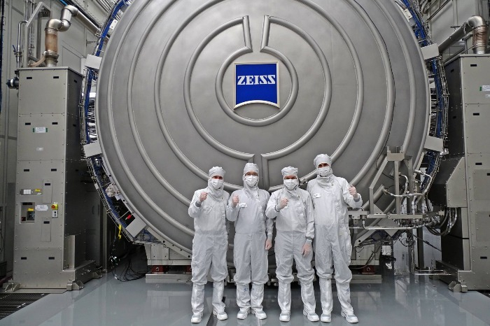 Jay Y. Lee, executive chairman of Samsung Electronics (second from left), poses for a photo during his visit to Zeiss headquarters on April 26, 2024 (Courtesy of Samsung Electronics)