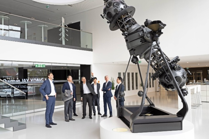 Samsung Electronics Executive Chairman Lee (second from left) checks out Zeiss' equipment (Courtesy of Samsung Electronics)