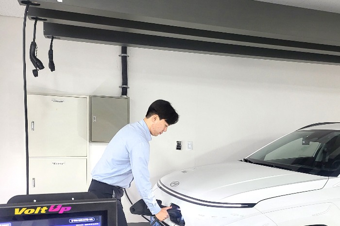 An electric vehicle charged by a ceiling-mounted charger was released by LG Uplus in 2023