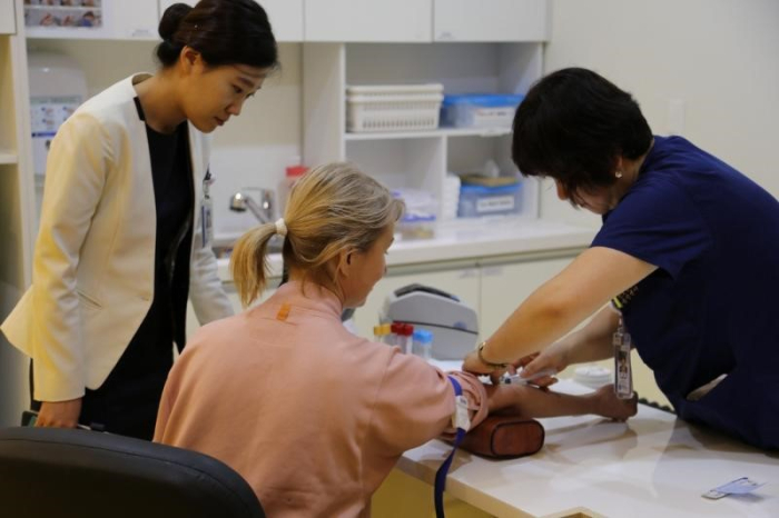 A　foreign　patient　receives　medical　treatment　at　a　hospital　in　Korea　(Courtesy　of　Incheon　Tourism　Organization)