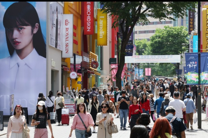 Shoppers　and　tourists　in　the　Myeongdong　shopping　district 