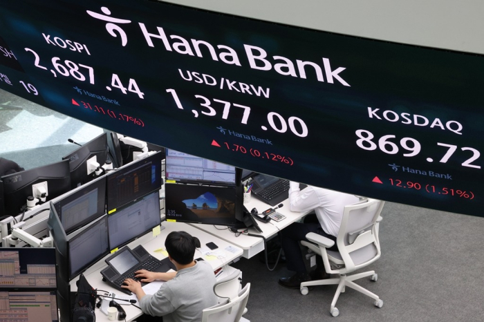 Hana Bank’s trading floor in Seoul on April 29, 2024 (Courtesy of Yonhap).