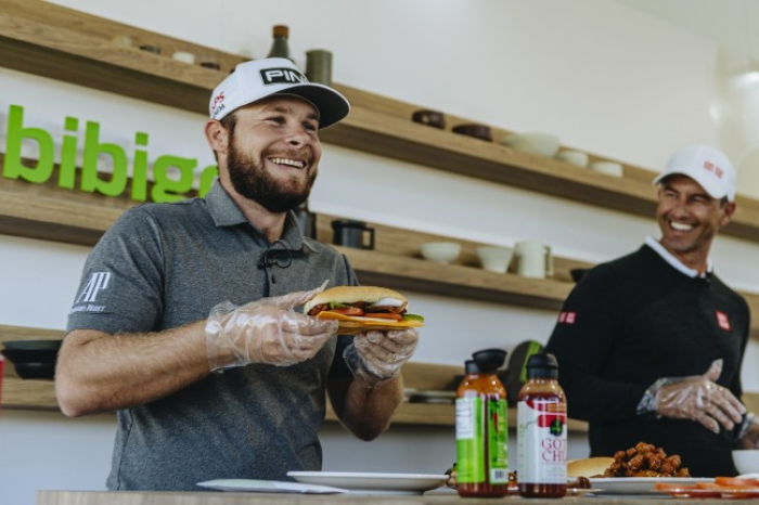 Golfers Tyrrell Hatton (left) and Adam Scott taste Bibigo food during the CJ Cup PGA tour in 2021 (Courtesy of CJ Cheiljedang)
