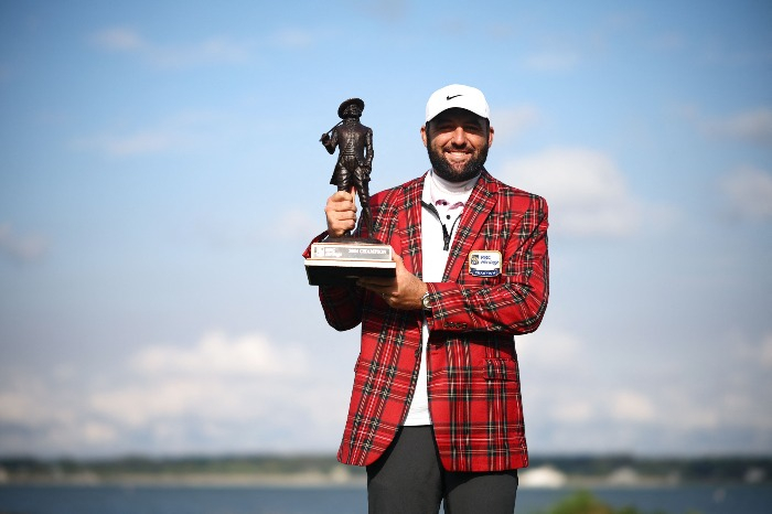 Scottie　Scheffler　celebrates　with　his　winning　trophy　at　a　PGA　tournament　on　April　22,　2024