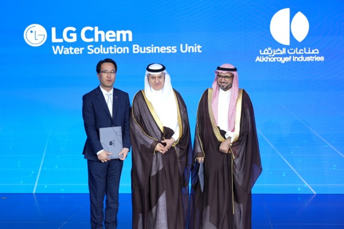 Hyung Hoon, head of LG Water Solutions (far left), Abdulrahman bin Abdulmohsen Al Fadley, the Saudi agriculture minister (center) and Mohammad Bin Abdullah Al-Khorayef, CEO of Alkhorayef Group