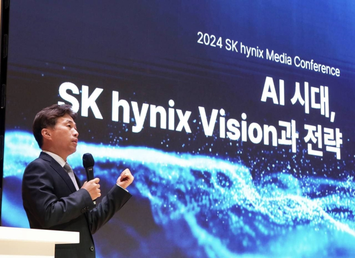 SK　Hynix　CEO　Kwak　Noh-jung　unveils　its　HBM　chip　development　roadmap　at　a　press　conference　at　the　company's　headquarters　on　May　2,　2024