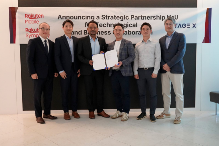 Sharad　Sriwastawa　(center　left),　co-CEO　of　Rakuten　Mobile　and　president　of　Rakuten　Symphony,　poses　for　a　photo　with　Seo　Sang-won　(center　right)　CEO　of　Stage　X,　in　Seoul　after　signing　an　MoU　between　Rakuten　Mobile,　Rakuten　Symphony　and　Stage　X　(Courtesy　of　Rakuten)