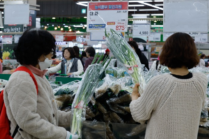Shoppers　at　a　Hanaromart　outlet　in　Yangjae-dong,　Seoul