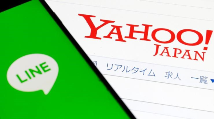 The　logos　of　the　mobile　messenger　app　Line　and　Yahoo!　Japan　are　seen　in　this　November　2019　file　photo　(Courtesy　of　AP,　Yonhap)