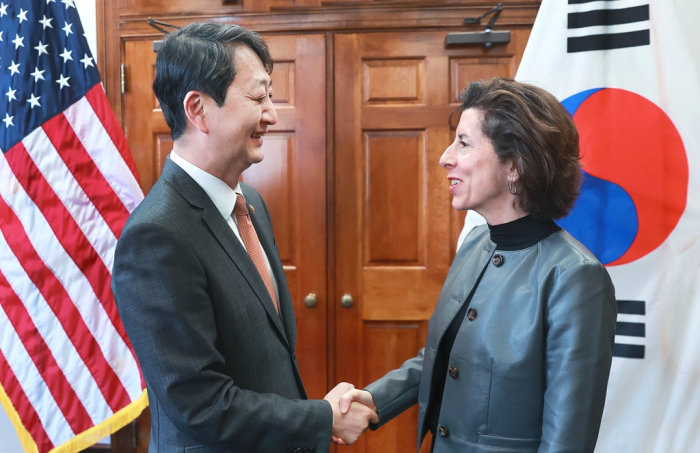 Korean　Industry　Minister　Ahn　Duk-geun　(left)　shakes　hands　with　US　Commerce　Secretary　Gina　Raimondo　in　Washington,　D.C.　on　April　12,　2024
