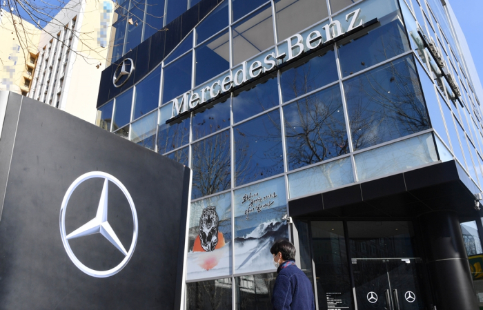 A　Mercedes-Benz　dealer's　shop　in　Seoul