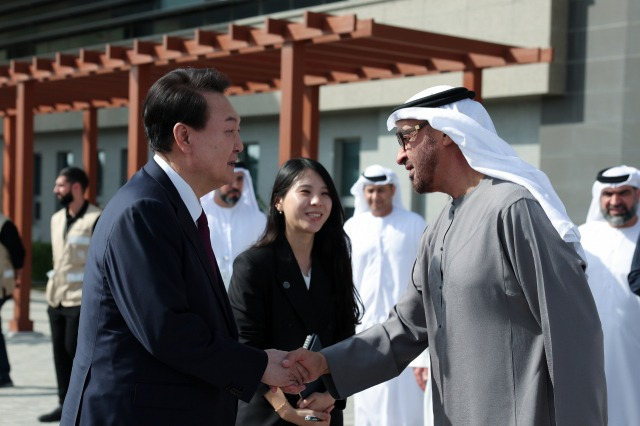 Korean　President　Yoon　Suk　Yeol　(left)　shakes　hands　with　UAE　President　Mohamed　bin　Zayed　Al-Nahyan　at　the　Barakah　nuclear　power　plant　site　in　January　2023　(Courtesy　of　Yonhap)
