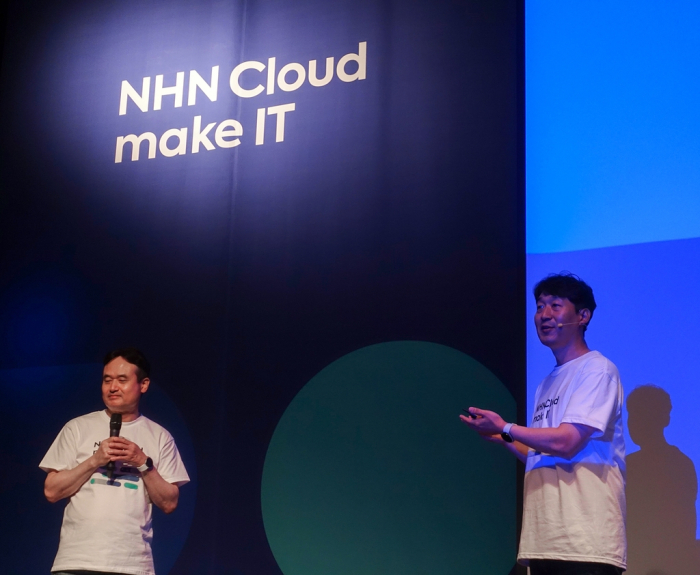 NHN　Cloud　CEO　Kim　Dong-hoon　(right)　at　a　cloud　conference　in　Seoul