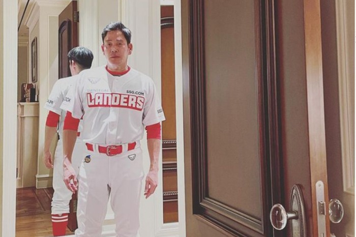 Shinsegae Group Chairman Chung Yong-jin in an SSG Landers' uniform