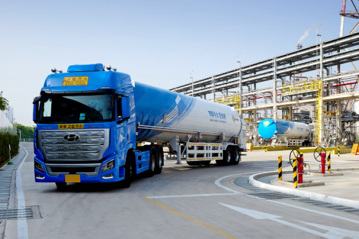 A　tanker　truck　carrying　liquefied　hydrogen　processed　at　SK　E&S'　plant　in　Incheon