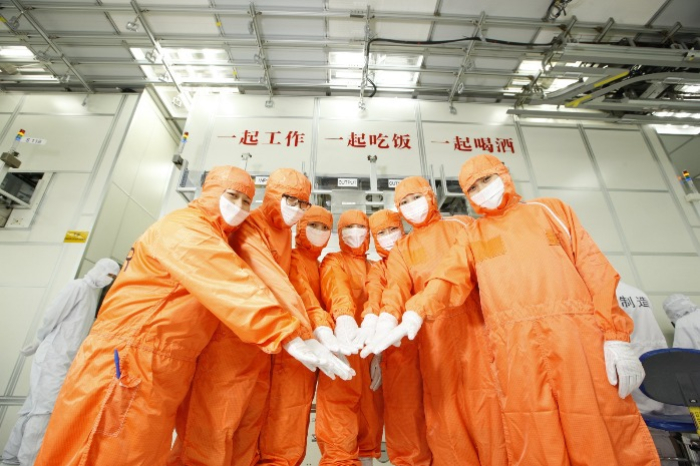 SK　Hynix　Wuxi　plant　employees　(Courtesy　of　SK　Hynix) 