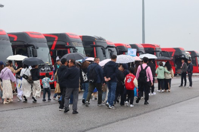 Chinese　group　tourists　heading　to　buses　in　Incheon　(Courtesy　of　Yonhap)