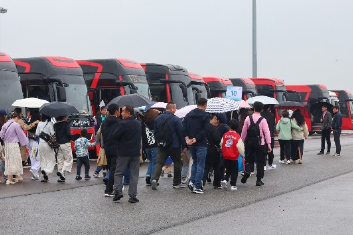 Chinese group tourists heading to buses in Incheon (Courtesy of Yonhap)
