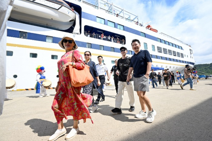 A　cruise　ship　transports　Chinese　group　tourists　to　Jeju　Island　(Courtesy　of　Yonhap)