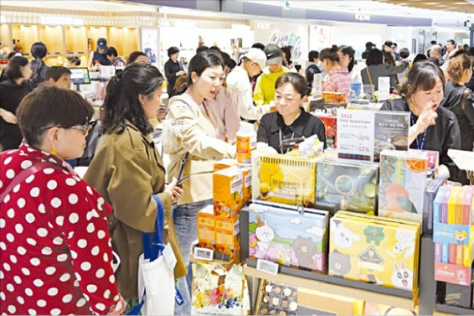 Chinese　group　tourists　shop　at　a　duty-free　shop　in　Myeong-dong,　Seoul　on　May　7,　2024　(Courtesy　of　Lotte　Duty　Free) 