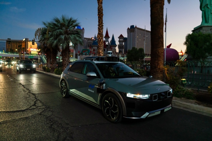 The　Motional　IONIQ　5　robotaxi　carrying　ride-hail　passengers　on　The　Strip　in　Las　Vegas　at　night　(File　photo,　courtesy　of　Motional)