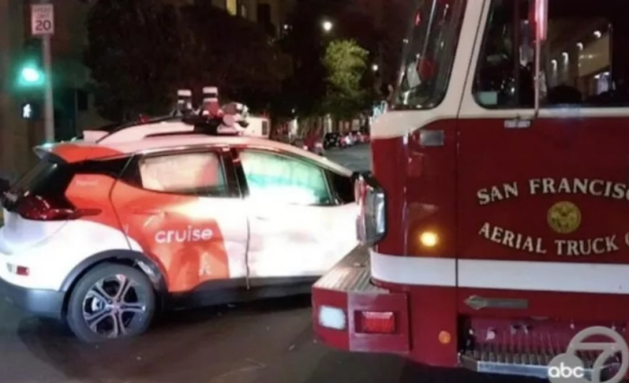 A Cruise vehicle collides with a fire truck in San Francisco (File photo, captured from ABC News)