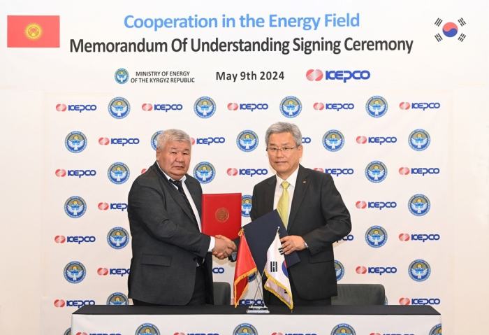 Kyrgyzstani　Minister　of　Energy　Taalaibek　Ibraev　(left)　and　KEPCO　President　and　CEO　Kim　Dong-cheol　shake　hands　after　signing　a　cooperation　deal　on　May　29,　2024,　in　Seoul　(Courtesy　of　KEPCO)