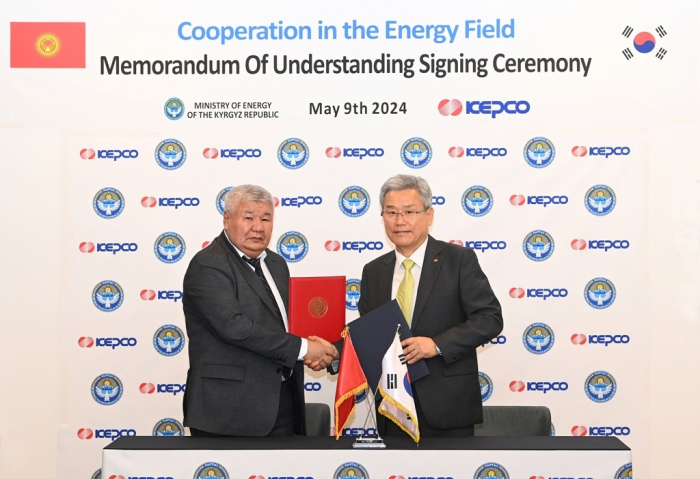 Kyrgyzstani Minister of Energy Taalaibek Ibraev (left) and KEPCO President and CEO Kim Dong-cheol shake hands after signing a cooperation deal on May 29, 2024, in Seoul (Courtesy of KEPCO)