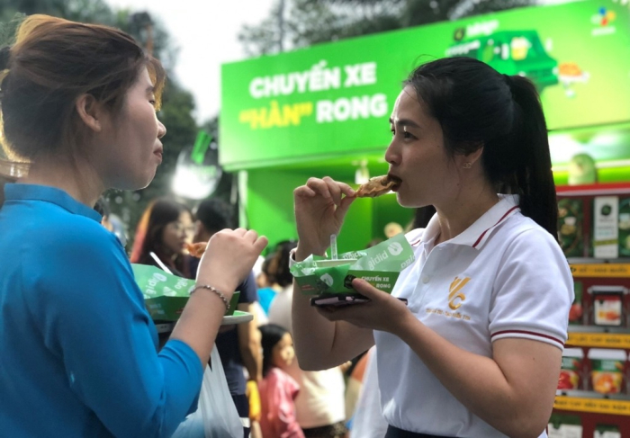 Customers try Bibigo Mandu at a food truck event in Vietnam (File photo, courtesy of CJ CheilJedang)