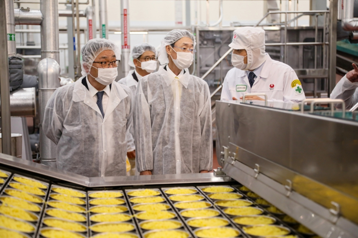 Nongshim Chairman Shin Dong-won (center) visits the company's second production facility in California on April 29, 2022