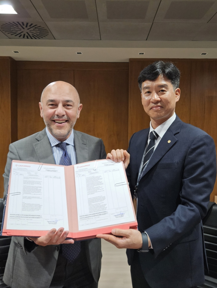 Fabrizio Boggiani (left), Leonardo’s senior vice president for airborne systems, and Park Hyuck, Hanwha Systems’ president of ISR business division, pose for a picture after signing a supply deal on May 13, 2024, at Leonardo’s office in Milan (Courtesy of Hanwha Systems)