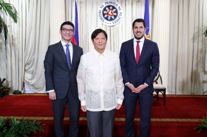 President of the Philippines Ferdinand Marcos Jr. (center) poses for a photo with HD KSOE CEO Kim Sung-joon and Alexander Benard, head of Cerberus Capital's Asia business, after the Subic shipyard deal announcement on May 14, 2024 (Courtesy of HD KSOE)